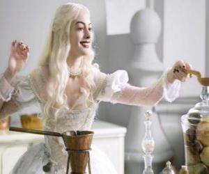 yapboz White Queen (Anne Hathaway) bir iksir üzerinde çalışıyor
